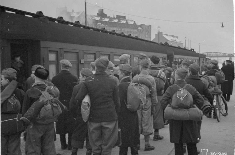 Itsenäistyytemme tarina, juna-asema