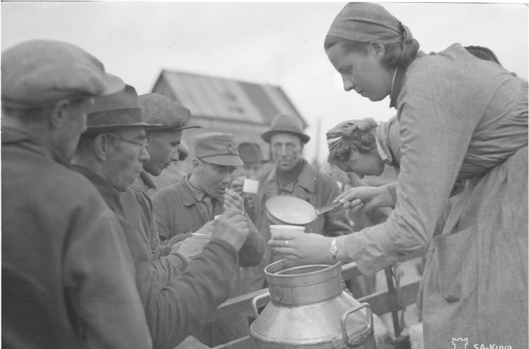Itsenäistyytemme tarina, lotat jakamassa ruokaa