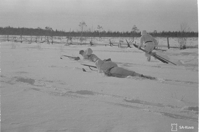 Itsenäistyytemme tarina, sotilaat syöksymässä talvella